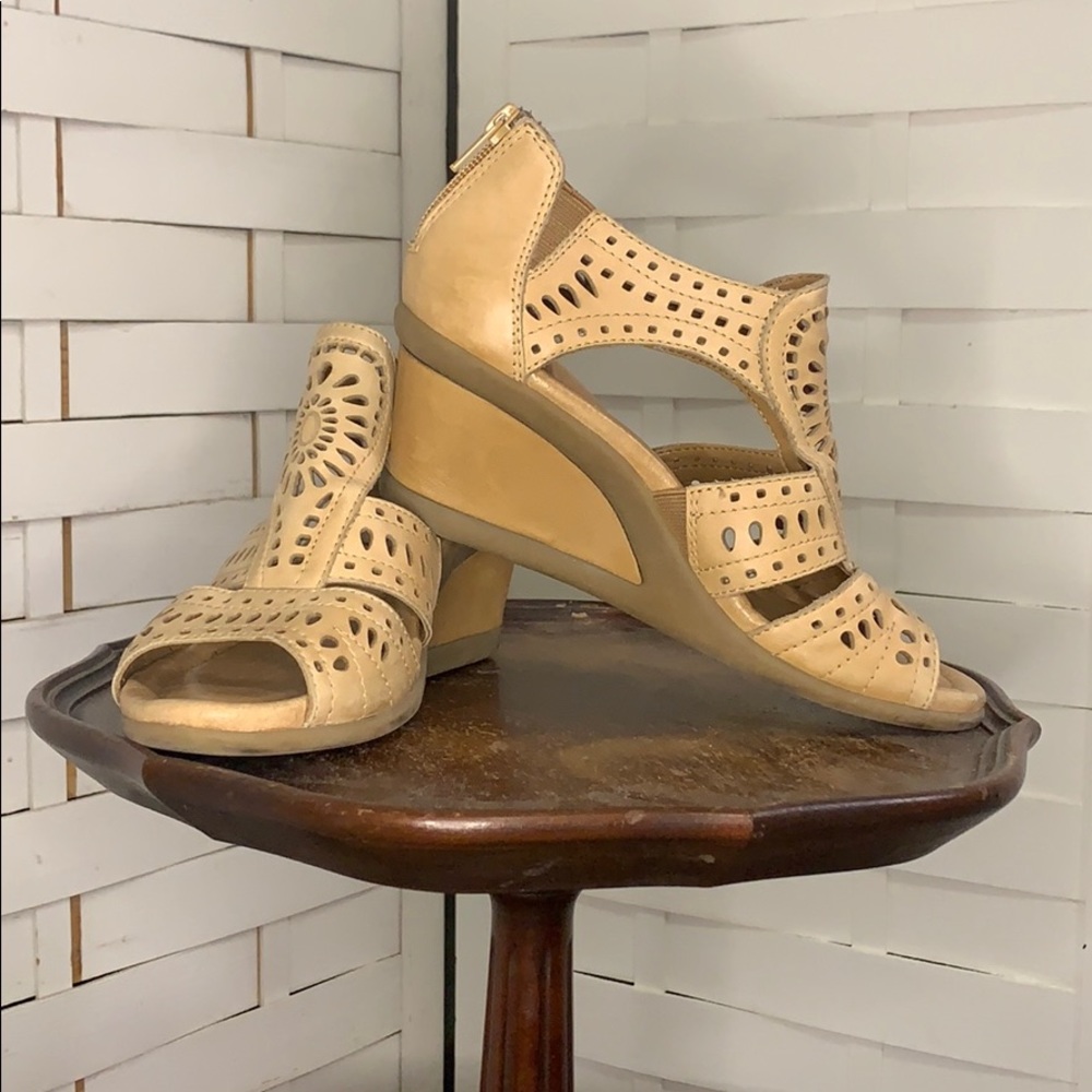 Earth wedge tan sandals